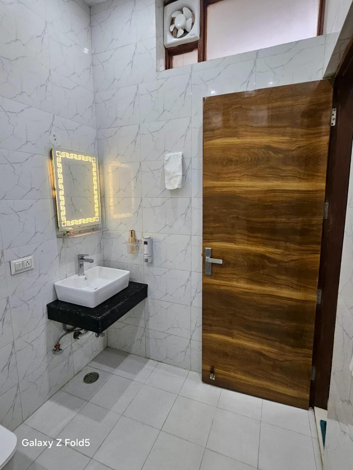 Bed and Breakfast Ashirwaad 249 Велика Нойда Екстер'єр фото