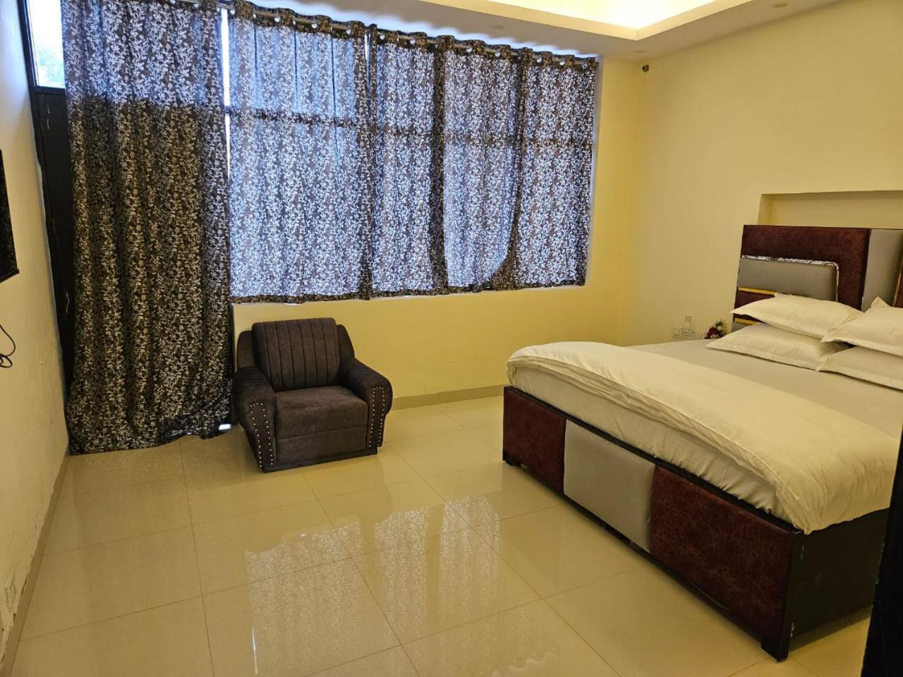 Bed and Breakfast Ashirwaad 249 Велика Нойда Екстер'єр фото